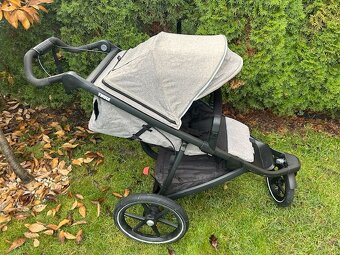 Thule Urban Glide 2 s novorozeneckou korbičkou a madlem - 2