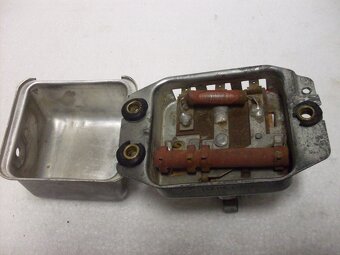 Prodám regulátor napětí 14V - 2