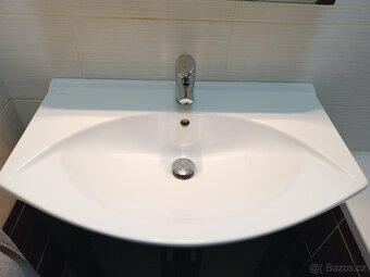 skříňka s umyvadlem  + galerka - 2