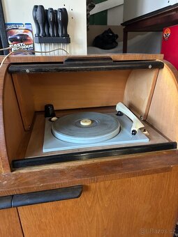 Skříňka s gramofonem Supraphon - 2