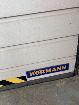 Sekční vrata Hormann 2,70 sirka ,výška 3,20 , dveře - 2