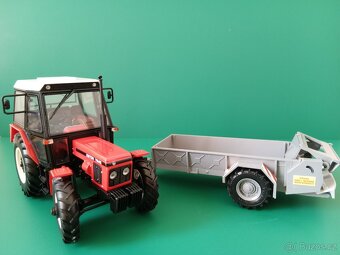 Traktor Zetor s rozmetadlem 1:32 - 2