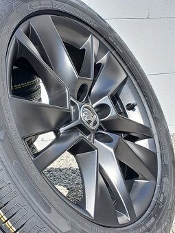 Pěkná nová letní orig alu Škoda Karoq 215/55/17 - 2