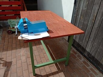 Pracovní stůl - 2