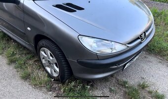 Koupím přední blatník Peugeot 206 - 2