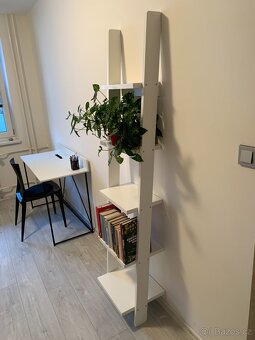 Policový stojan na knihy, kytky atd. - 2
