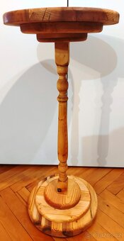 Květinový stolek na vysoustružené noze přírodní - 2