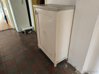 Starožitná potravinová skříň - 2
