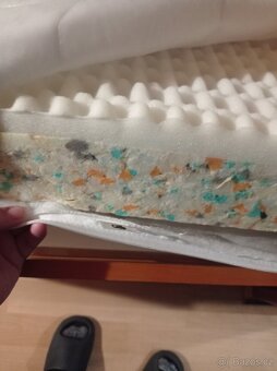 Dřevěná postel s matrací roštem a bočnicí - 2