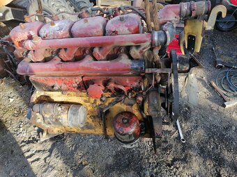 Motor Zetor 7201 z terénní Desty, včetně příslušenství(start - 2