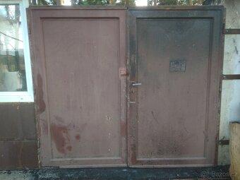 Železná vrata s rámem. - 2