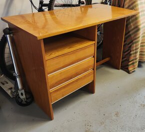 Prodám dřevěný psací stůl - velké šuplíky, lakované dřevo. - 2