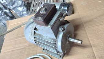 PRODÁM MOTOR SE ZMĚNOU SMĚRU OTÁČEK - STAV OK - 2