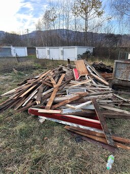 Dřevo z demolice baráku. - 2
