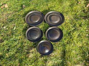 prodám staré černé pokličky 5ks za 30kč/kus - 2