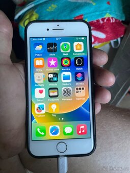 iPhone 8 bíla barva praskly záda přidám obal funkcni - 2