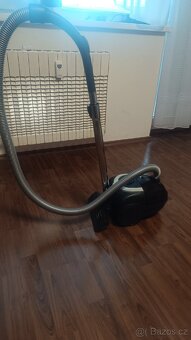 Prodám malý vysavač 1200w na sáčky - 2