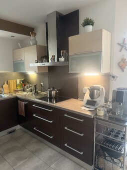 Kuchyně a obývací stena - 2