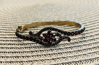 Náramek s českými granáty s krabičkou. - 2