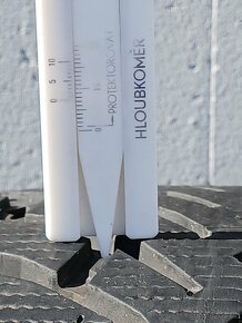 Pěkné zimní pneu Nokian 255/40/21 vzorek 8mm - 2