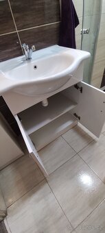 Koupelnová skříňka s umyvadlem - 2