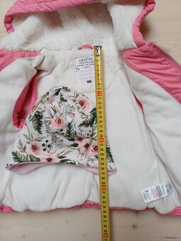 Zimní růžová bunda s kytičkovou čepičkou vel 92 - 2