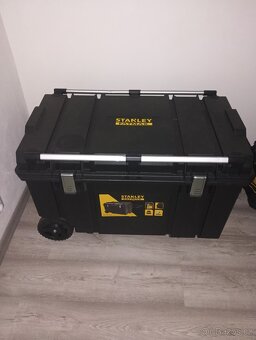 Voděodolný box na kolečkách 240L Stanley - 2