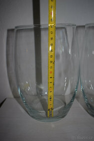Jedna krásná skleněná váza-dóza - 2