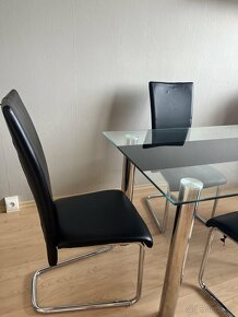 Skleněný jídelní stůl, koženkové černé židle - 2