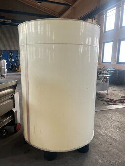 PLASTOVÁ NÁDRŽ UZAVŘENÁ 3000L - 2