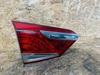 LEVÉ VNITŘNÍ SVĚTLO PÁTÝCH DVEŘÍ HYUNDAI I40 KOMBI - 2