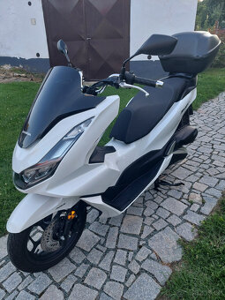 HONDA PCX 125 2024 ČR, najeto 2400km, kufr HONDA - 2