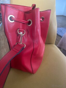 Cervena kabelka typu bucket bag - 2