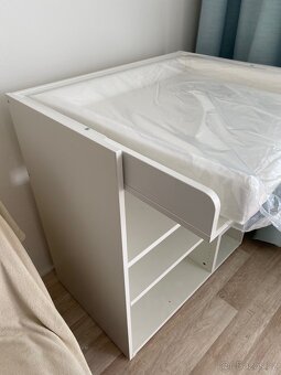 Přebalovací (nepoužívaný) pult z podložkou. - 2