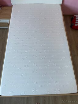 Postel 120x200cm + pěnová matrace + noční stolek - 2