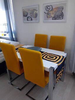 jídelní stůl + 4 bílé koženkové židle + potahy na židle - 2