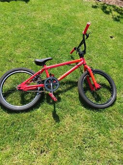 BMX 20" Wipe 300 - 2 zánovní kola skoro nepoužité + helma - 2