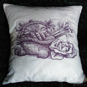 VYŠÍVANÝ POVLAK NA POLŠTÁŘEK - KOŠÍK se ZELENINOU - 2