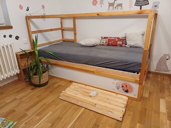 Zánovní oboustranná postel IKEA Kura včetně domečku - 2