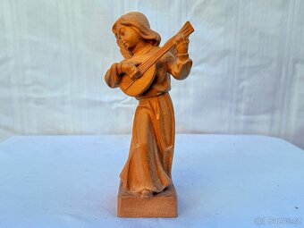 Dřevěná socha anděl hudebník hrající na loutnu - 2