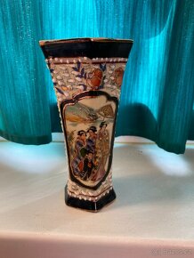 Stará čínská porcelánová vázička - 2