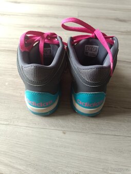 Dívčí botasky Adidas velikost 32 - 2