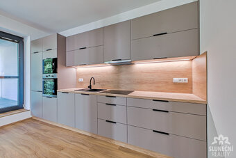 Pronájem bytu 2+kk s vyhrazeným parkovacím stáním, 57 m², Uh - 2