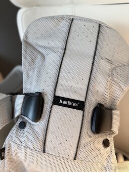 Baby Björn Ergonomické nosítko ONE Silver - 2