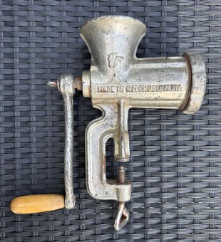 Starožitný litinový mlýnek na maso SFINX Czechoslovakia - 2