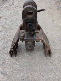 Horní závěs zetor - 2