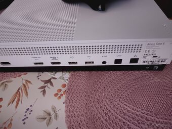 Xbox one s  1TB - 2