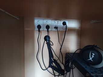 Prodám 2 kusy psacích stolů, vhodné i pro PC - 2