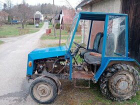 Malotraktor domácí výroby s vlečkou. - 2