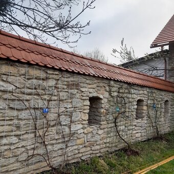 Pěkné bobrovky a hřebeny cca 10 let na střeše - 2